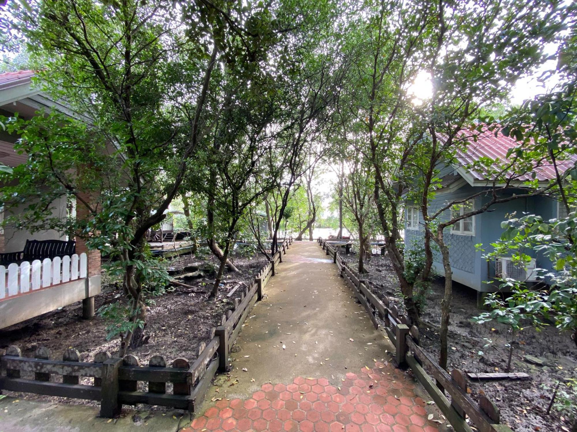 รตะธารา รีสอร์ท Ratathara Resort Bang Pakong Bagian luar foto