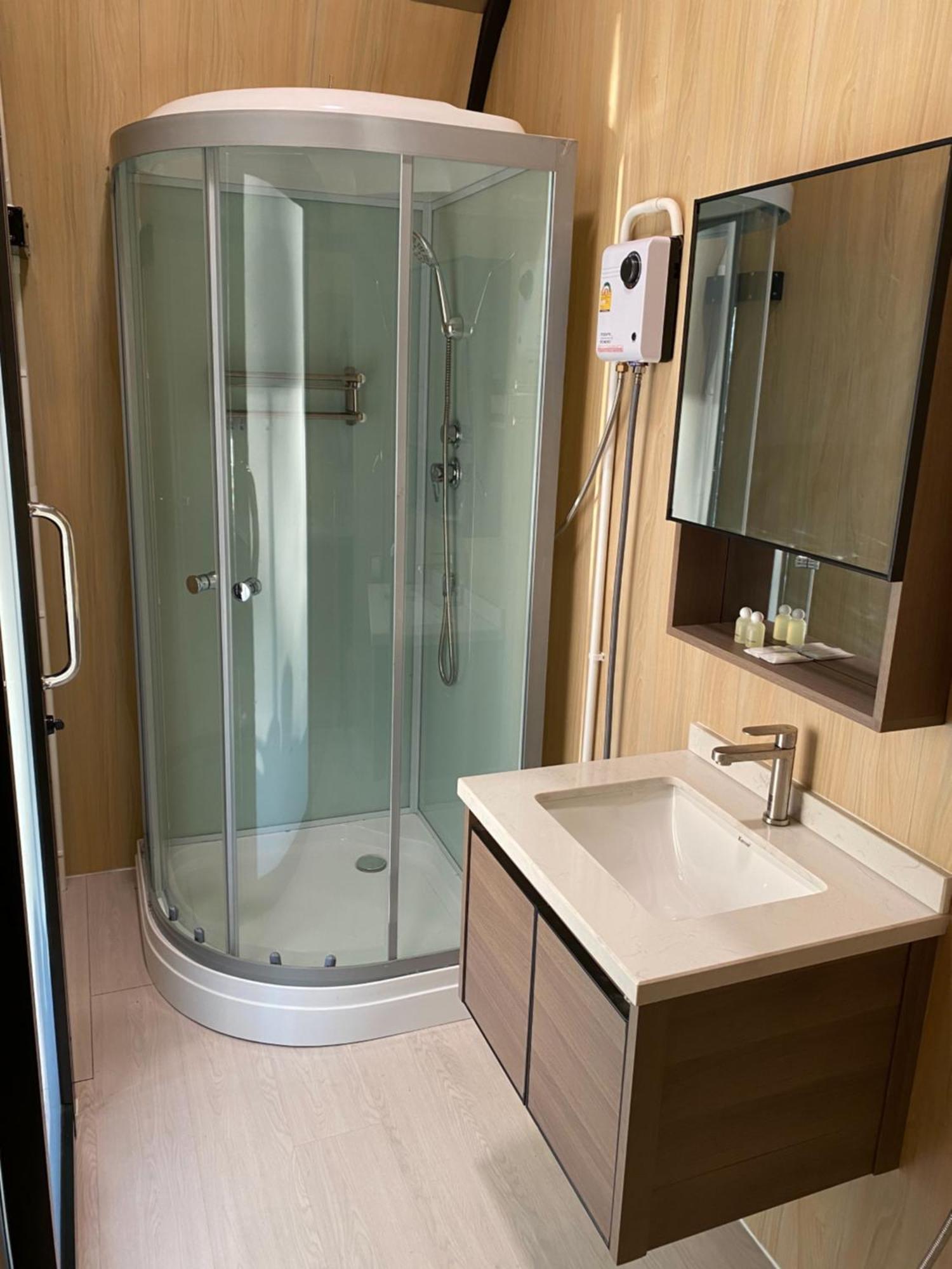 รตะธารา รีสอร์ท Ratathara Resort Bang Pakong Bagian luar foto