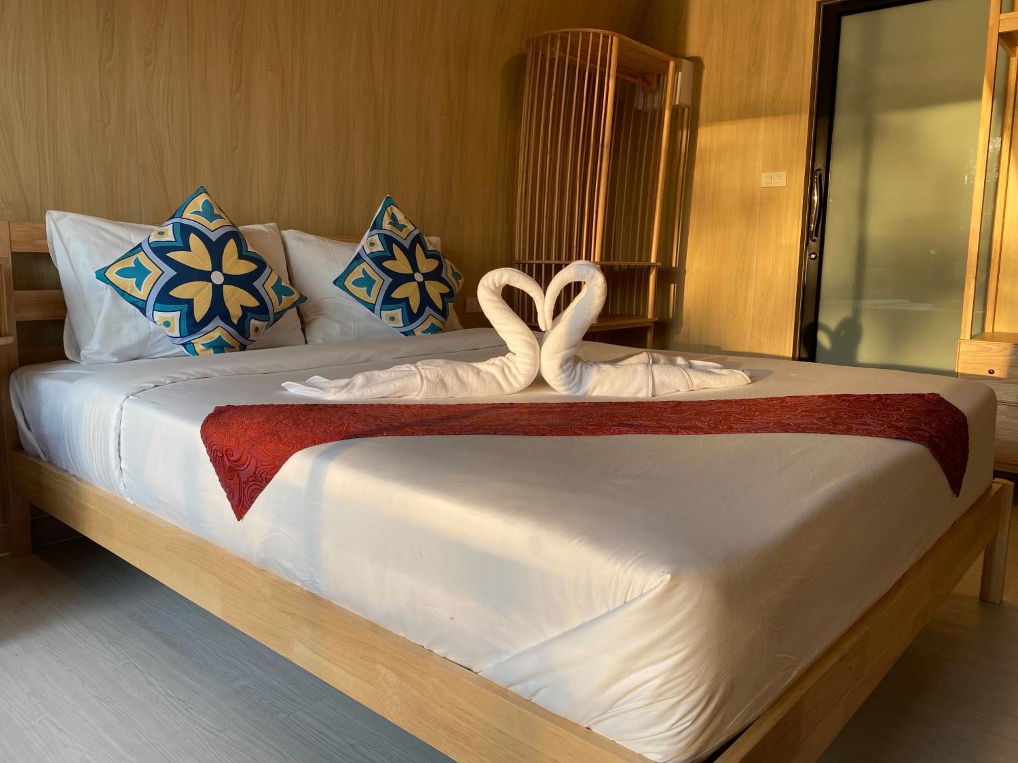 รตะธารา รีสอร์ท Ratathara Resort Bang Pakong Bagian luar foto