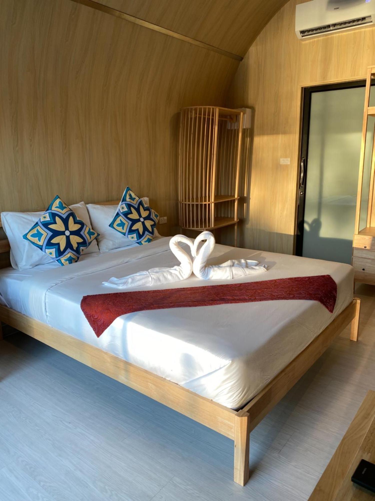 รตะธารา รีสอร์ท Ratathara Resort Bang Pakong Bagian luar foto