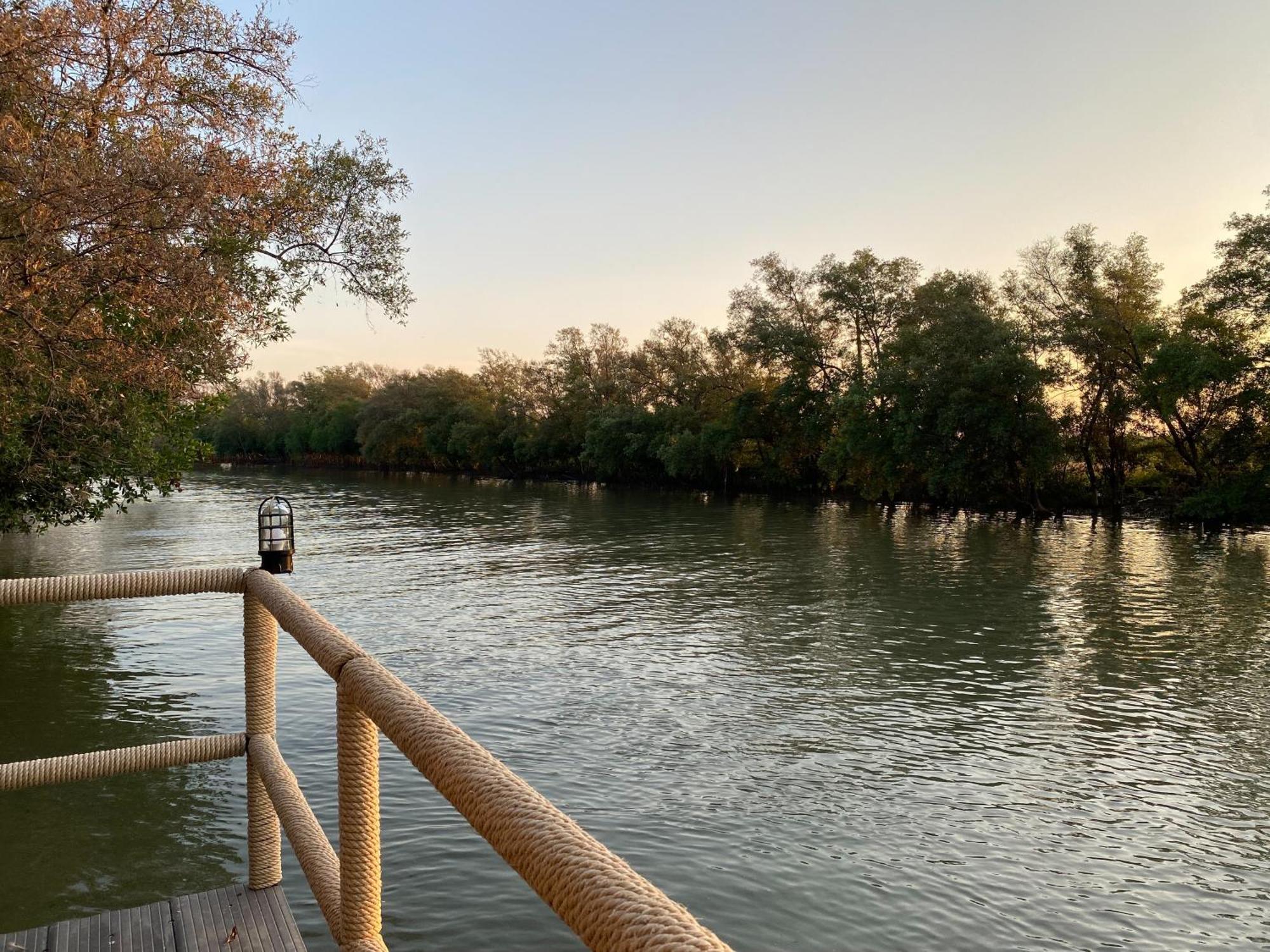 รตะธารา รีสอร์ท Ratathara Resort Bang Pakong Bagian luar foto
